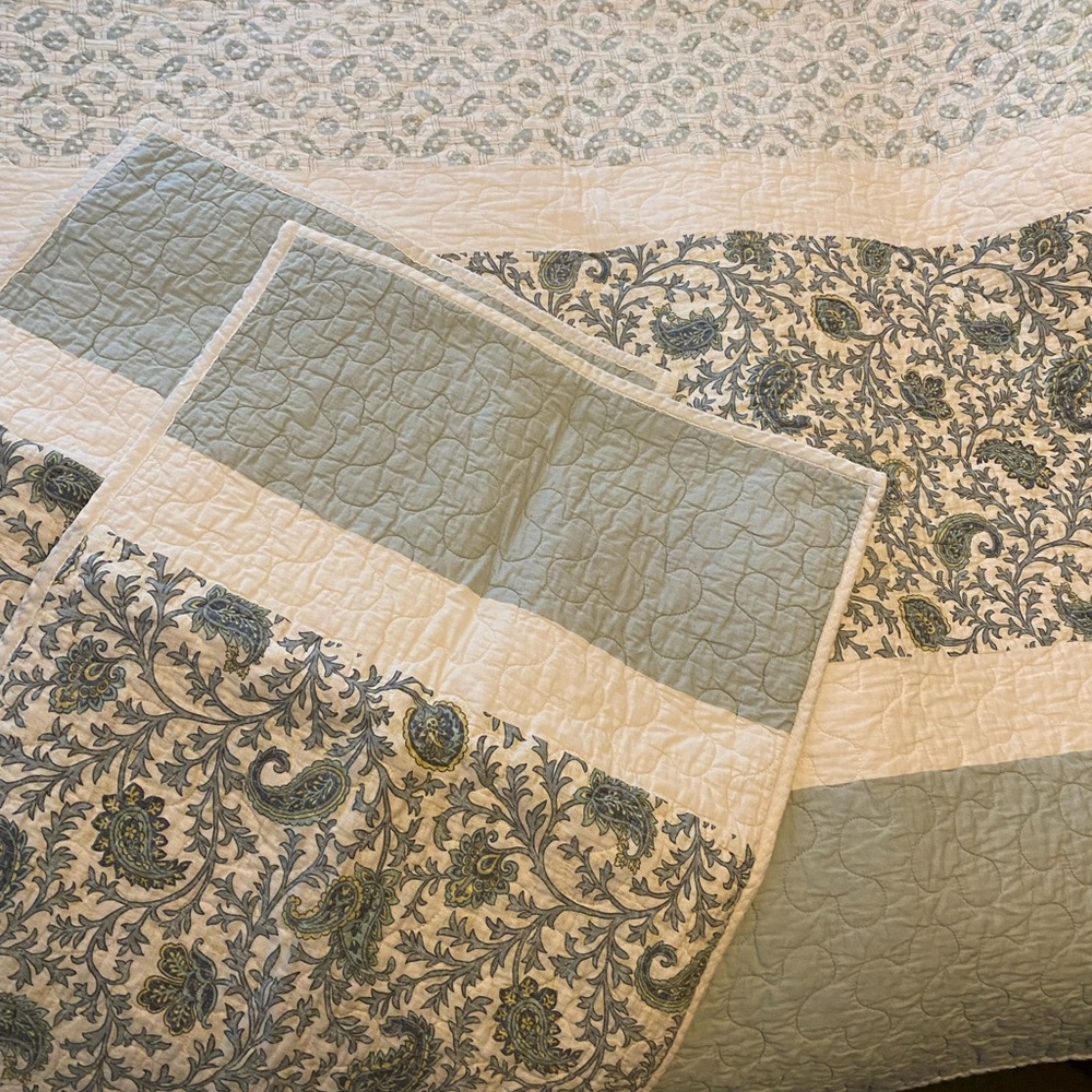 Elegant Paisley Quilt Set in Blue and Cream